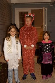 Sofia, Isis and Julia in front of the haunted house